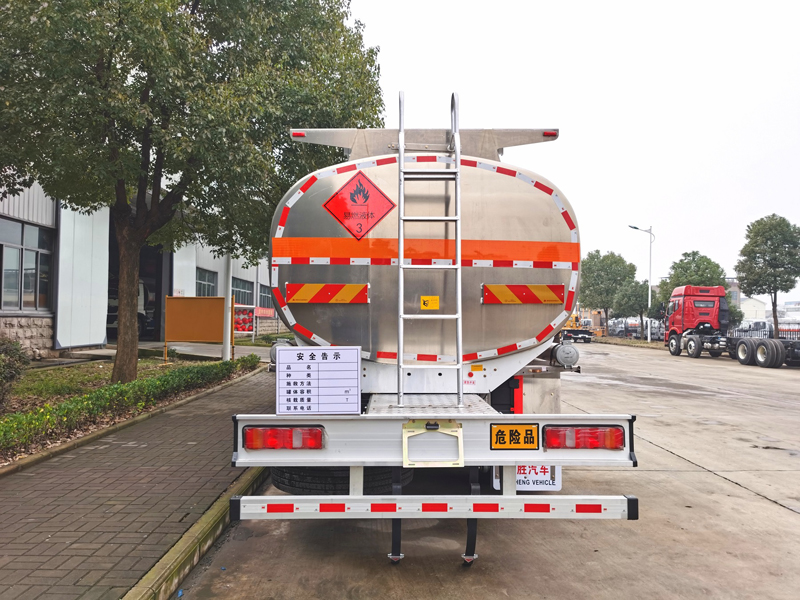 國六重汽汕德卡后八輪油罐車